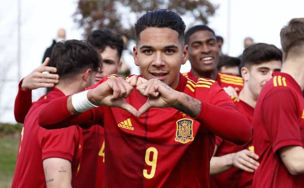 El canterano del Málaga, Loren, marca con la sub-19 y pide paso en el primer equipo