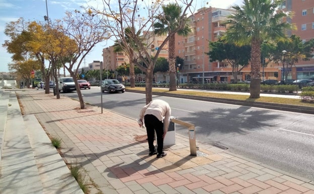 Los barrios de Málaga empiezan a llenarse de fuentes para viandantes y mascotas