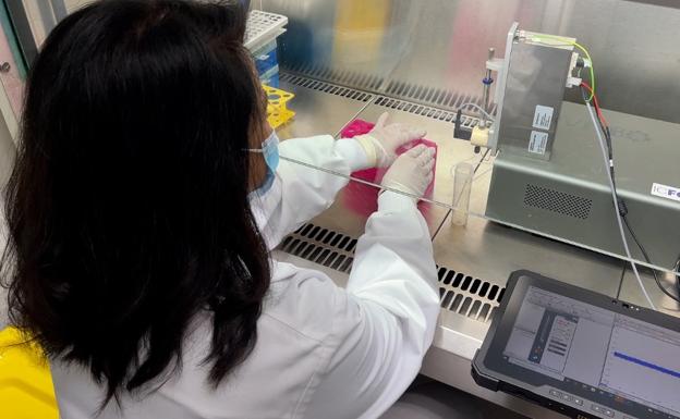 Investigadores españoles diseñan un nuevo dispositivo que utiliza la luz para detectar el Covid en la saliva