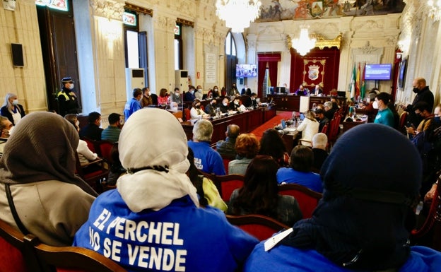 De la Torre se compromete a negociar con la empresa en los callejones de El Perchel pero no «a buscar una solución para reubicar a los vecinos»
