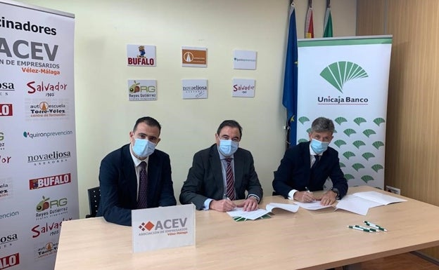 Unicaja firma convenios con asociaciones de empresarios de Nerja, Torremolinos y Vélez-Málaga para facilitar financiación