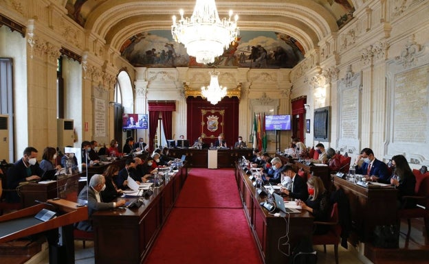 Enfrentamiento entre PP y PSOE en el pleno del Ayuntamiento de Málaga