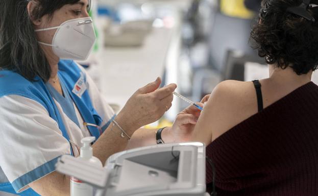 Linfadenopatía y pirexia, los efectos secundarios más notificados en España tras la tercera dosis de las vacunas contra el Covid