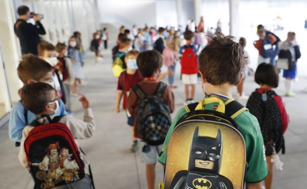 Andalucía pide cuarentenas solo para los vulnerables y quitar las mascarillas en los colegios después de Semana Santa