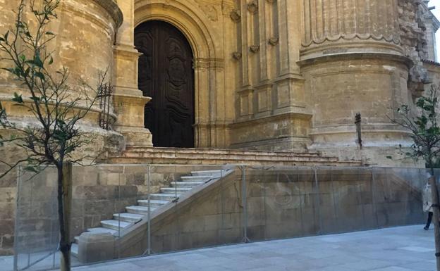 Comienzan los trabajos para instalar la rampa por la que entrarán los tronos en la Catedral de Málaga