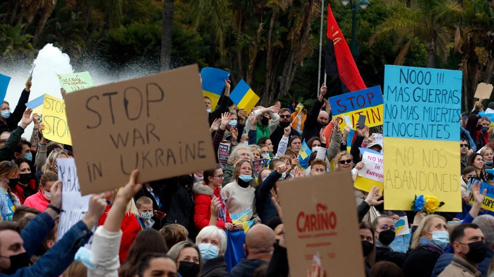 Medio millar de ucranianos se concentran en Málaga en protesta por la invasión rusa