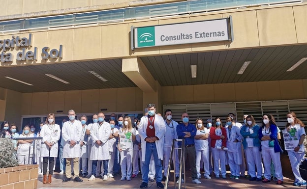 Concentración de sanitarios en el Costa del Sol para condenar la agresión a una auxiliar de enfermería de Urgencias