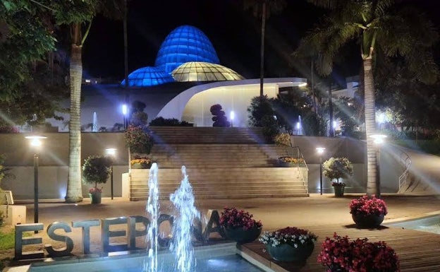 Estepona ofrece apoyo a los ucranianos e ilumina en azul y amarillo, los colores de su bandera, los principales enclaves