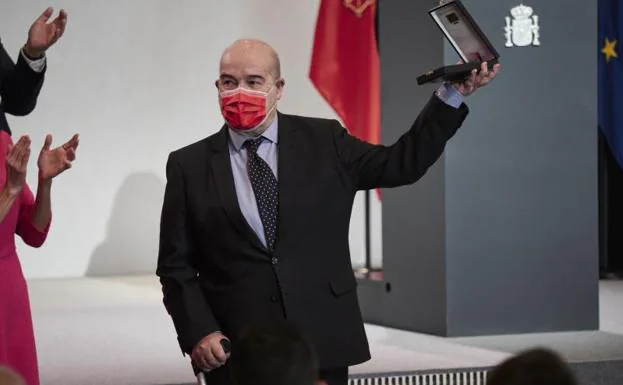 Antonio Resines reaparece con muletas en la entrega de la Medalla de Oro a las Bellas Artes: «El covid me ha dejado baldado»