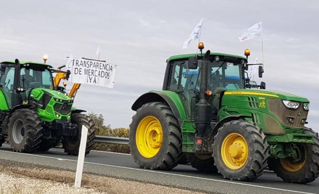 Quinientos tractores cortan las carreteras de Antequera contra los costes de producción y los efectos de la sequía