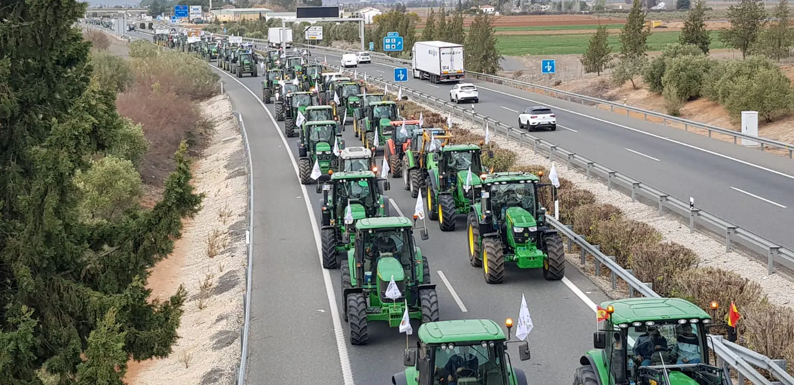Una tractorada corta las carreteras de Antequera contra los costes de producción y la sequía