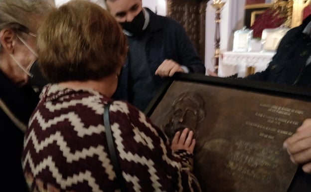 Juan Vega realiza un relieve del Cristo de Ánimas de Ciegos para invidentes