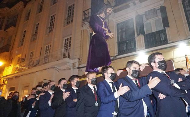 Humildad y Paciencia y la Archicofradía de Pasión trasladan a sus Cristos para participar en el Vía Crucis Magno