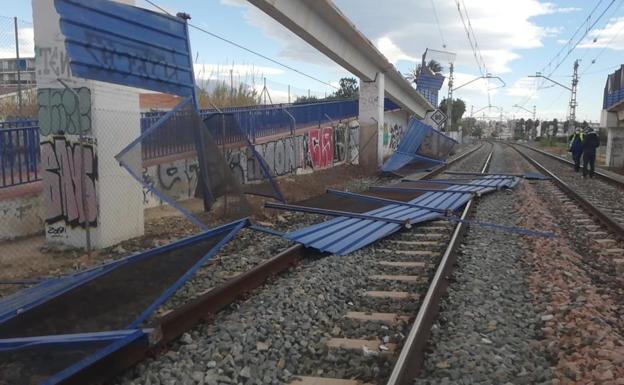 Casi seis horas sin trenes de Cercanías entre Málaga y Torremolinos por la caída del tendido eléctrico