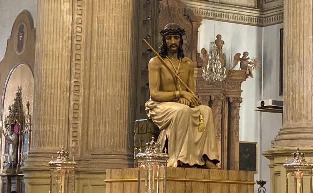 Las imágenes que presiden el vía crucis magno entran en la Catedral