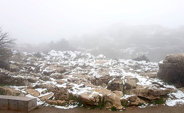 El Torcal de Antequera amanece nevado y deja el primer paisaje blanco del 2022