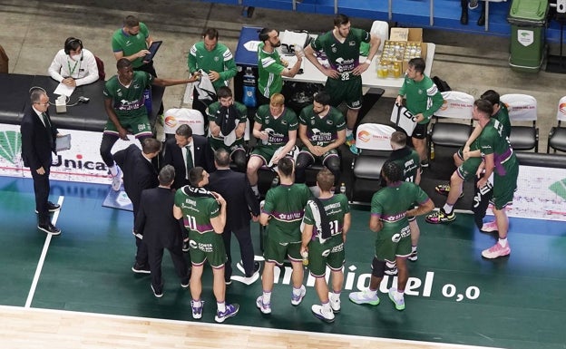 El Unicaja comienza una gira que determinará su suerte en la Liga y la Champions