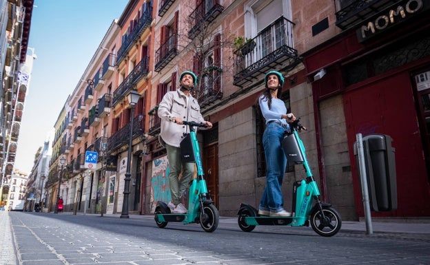 Llegan a Málaga los primeros patinetes de alquiler con casco incorporado