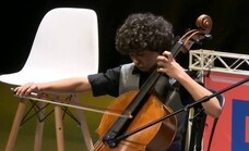 Antonio Peula, el chelista malagueño de 14 años que pone música al horror de la guerra