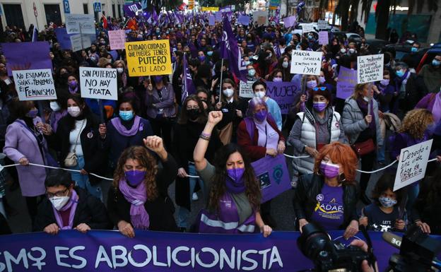 El feminismo saca a la calle a miles de personas en Málaga a pesar de la división