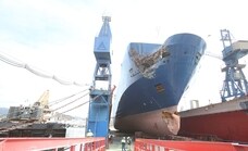 Un barco portavehículos será reparado en Málaga tras una grave colisión contra un islote