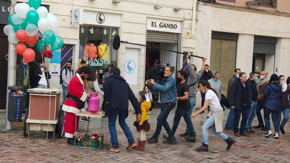 Rodaje de la serie de Netflix 'La chica de nieve' en la plaza de la Constitución de Málaga