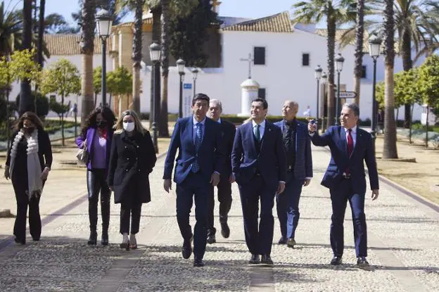 Moreno, Bendodo y Marín, con el resto de concejales, ayer en La Rábida al término del Consejo de Gobierno.  /EP