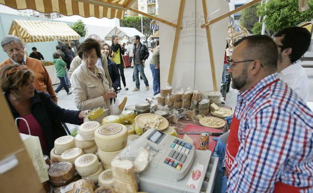 El 10.º Mercado de Queso Artesano de Cabra Malagueña y Vino de la Axarquía, el domingo en Torre del Mar