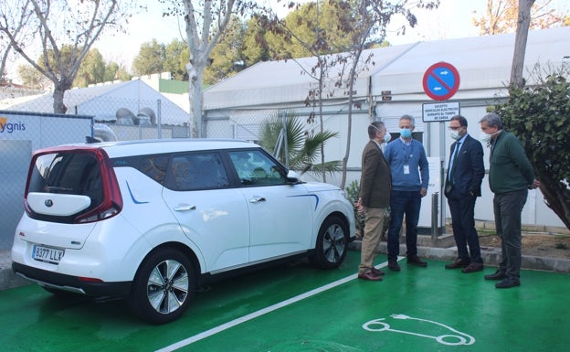 El Hospital de la Axarquía estrena dos puntos de recarga para coches eléctricos