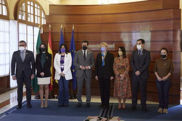 La Cónsul de Ucrania en Málaga, Svitlana Kramarenko, con el Presidente de la Junta y los Presidentes del Parlamento.  Joaquín Corchero/Europa Press