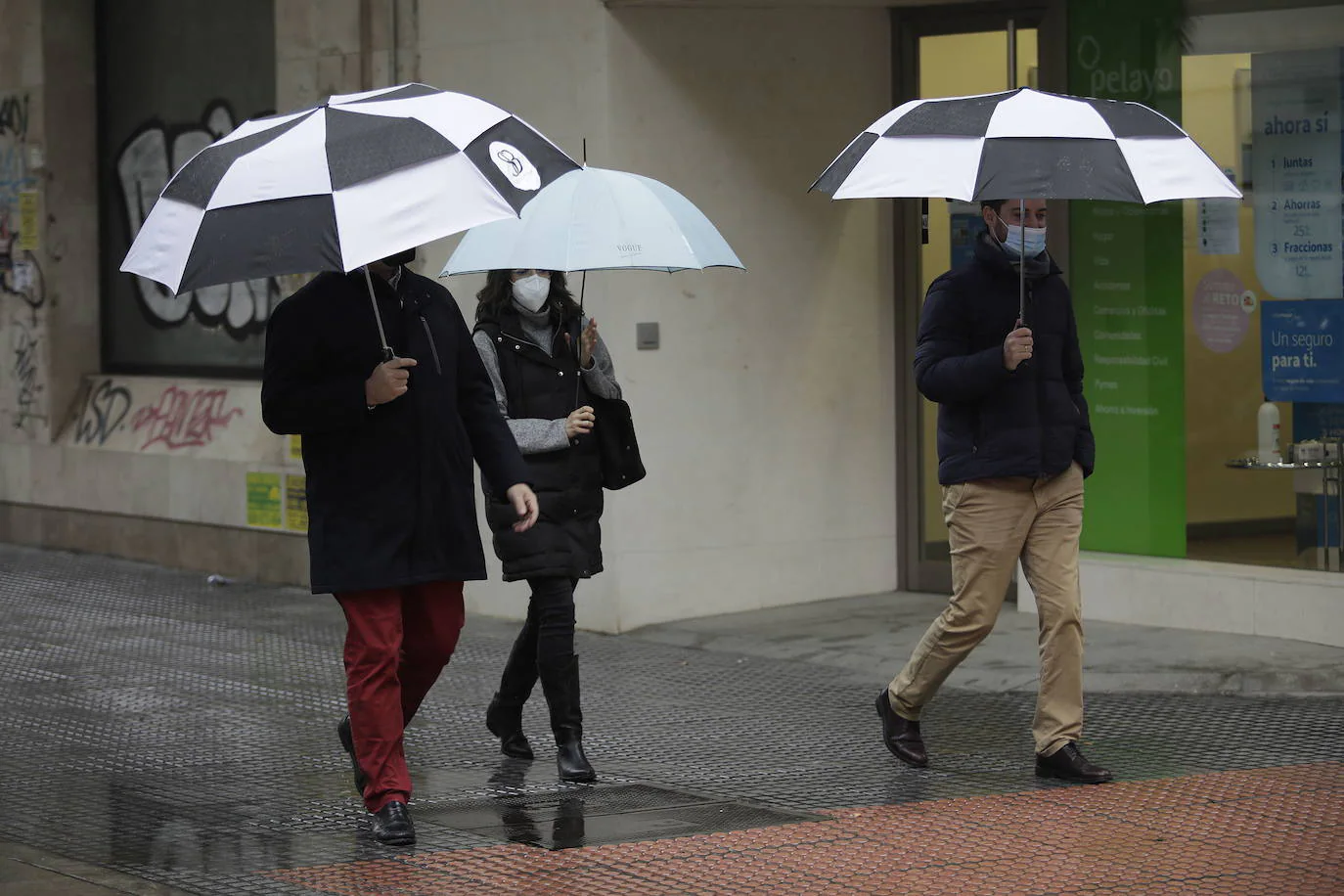 Los paraguas serán imprescindibles en Andalucía este fin de semana, según prevé la Aemets. 