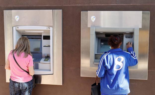 Consejos de la OCU para usar bien los cajeros automáticos y evitar sorpresas no deseadas