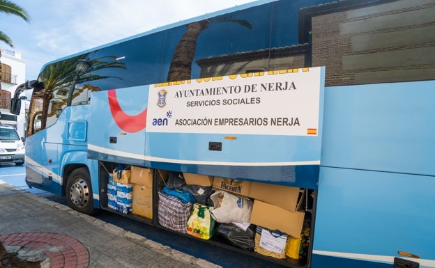 Nerja fleta un autobús con ayuda humanitaria que traerá a 50 refugiados ucranianos