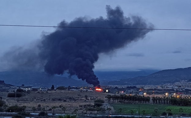 Un incendio en un vertedero ilegal de plásticos provoca una enorme columna de humo en Vélez-Málaga