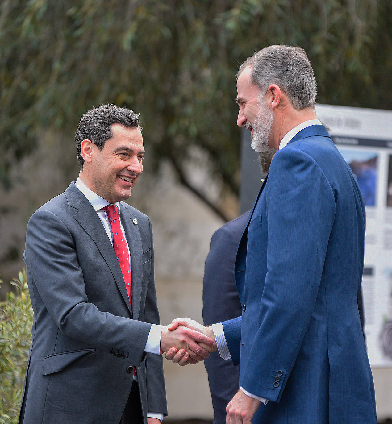 Juanma Moreno y el Rey Felipe VI.  en la conferencia presidencial en La Palma/EFE