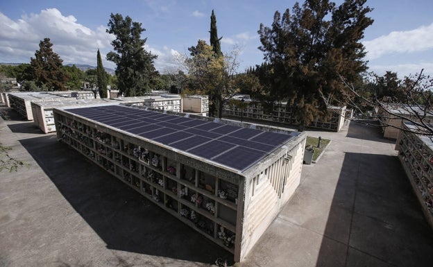 Málaga se lanza a poner placas solares sobre los nichos del cementerio para ahorrar en la luz