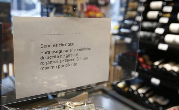 Facua denuncia a cinco cadenas de supermercados por limitar la compra de unidades de aceite de girasol