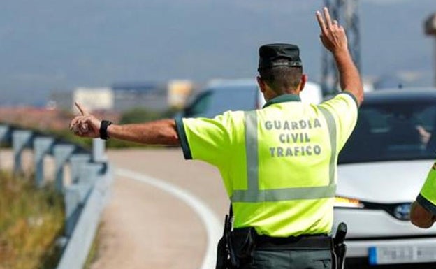 Cambia la Ley de Tráfico: más castigo por usar el móvil y fin al margen de 20 km/h para adelantar