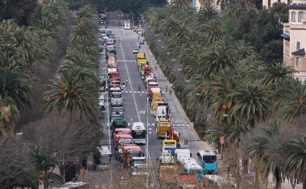 Las empresas de transporte vuelven a colapsar el tráfico en el centro de Málaga