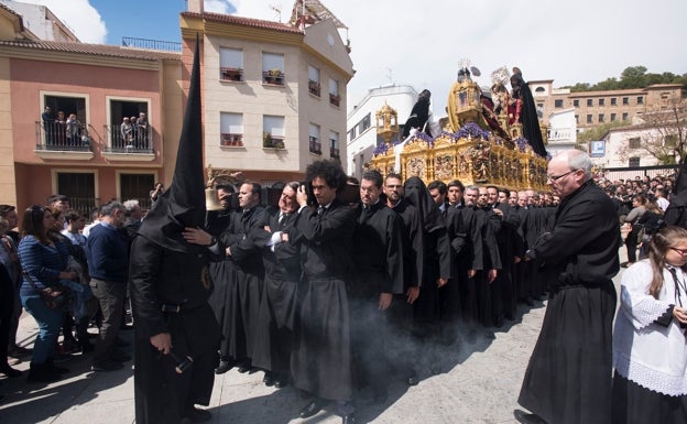 Llamamiento del Monte Calvario ante la falta de hombres de tronos y nazarenos