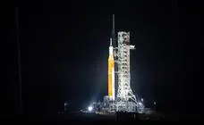 El cohete de la vuelta a la Luna, en la torre de despegue de Cabo Cañaveral para las pruebas finales