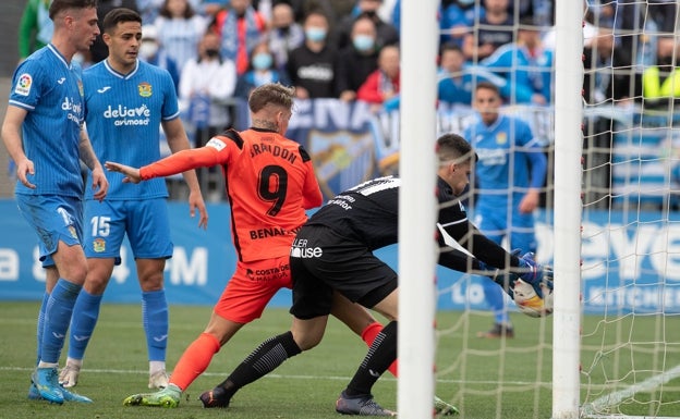 El Málaga vuelve a las andadas y pierde otro partido crucial (1-0)