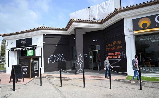 Vandalizan Casa Rusia en Marbella con esvásticas y las «Z» de las tropas rusas en la guerra de Ucrania