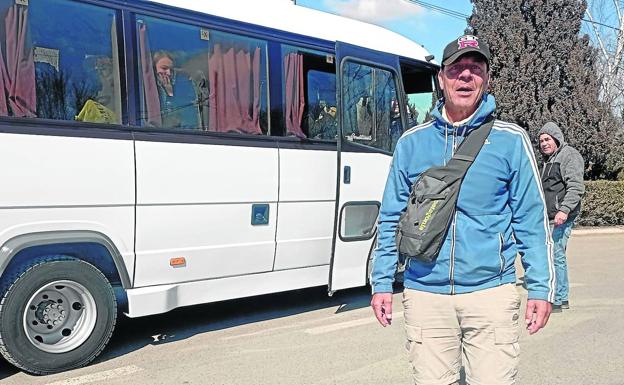 El autobús que lleva a Timy a la guerra