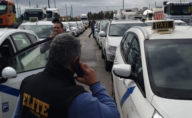 Taxistas de Málaga se suman al paro del transporte contra la subida de los carburantes