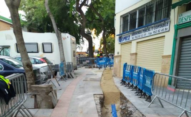 Finaliza la renovación de la red de abastecimiento en calle Guadaira y avenida José María Torres Murciano
