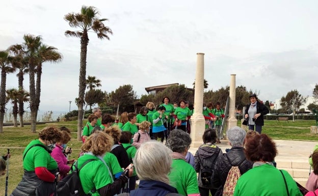 Más de 160 mayores participan en una marcha nórdica por el corredor litoral de Estepona