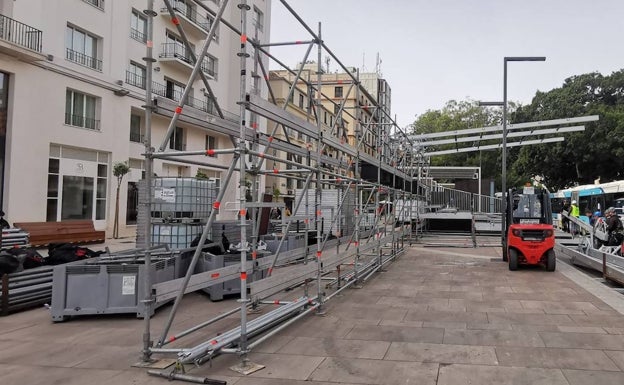 La Agrupación de Cofradías inicia el montaje de tribunas en la plaza de la Marina