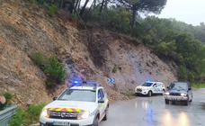 Casares trabaja para paliar las consecuencias del las lluvias que han cortado el Camino de Los Pedregales entre el municipio y Estepona