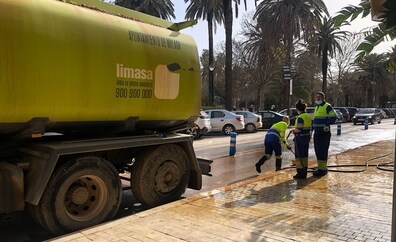 Limasam comienza a retirar el barro en las calles de Málaga